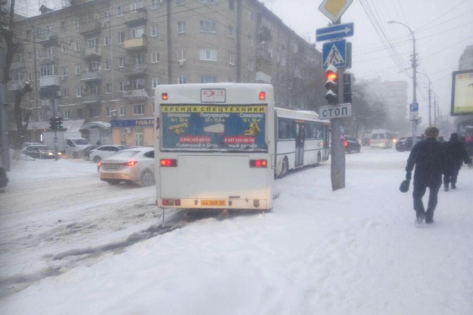 Автобус 2Д не смог выбраться из снежной каши на Чапаева.