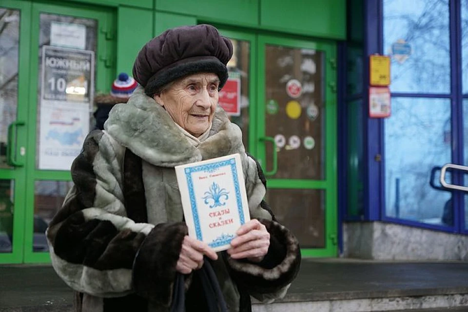 Бабушка из Удмуртии продает сказки у магазина в Екатеринбурге, чтобы помочь внучке Фото: Алексей Булатов