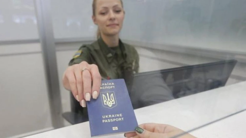 Получить паспорт самостоятельно - дело нескольких месяцев и кучи нервов. ФОТО: strana.ua