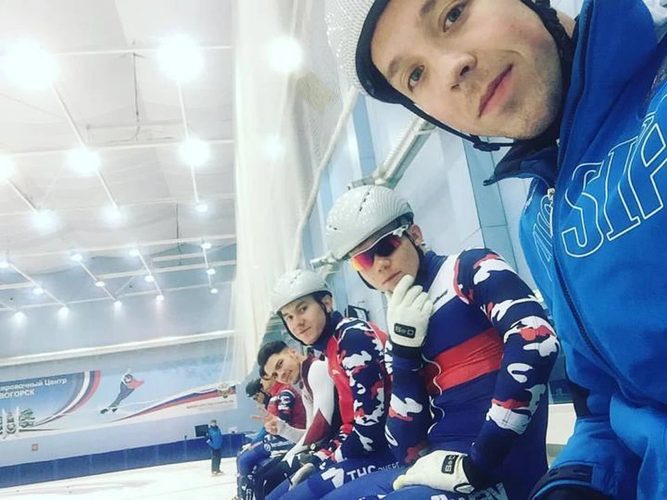 Тимур Захаров (крайний справа) и сборная России по шорт-треку. Фото: соцсети