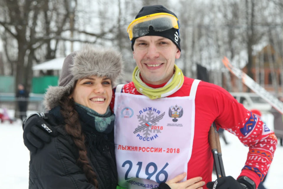 Победитель гонки на 10 км Роман Просветов и его любимая жена Лиза.