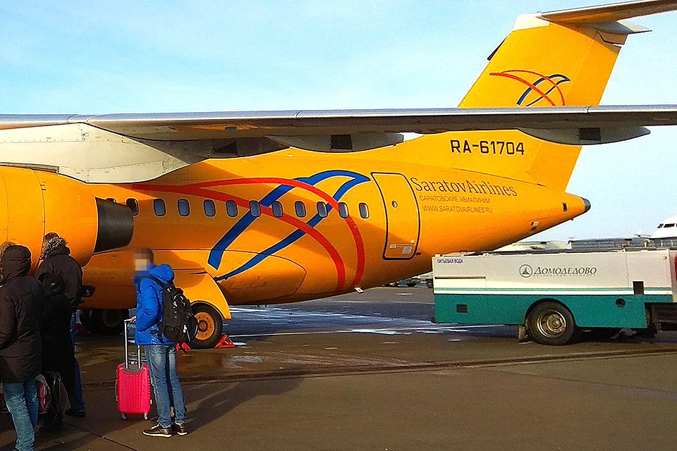 Разбившийся накануне самолет Ан-148 "Саратовских авиалиний" в аэропорту Домодедово за неделю до катастрофы. Фотопредоставлено "Комсомольской правде"