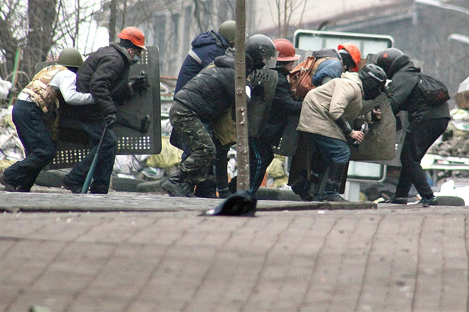 Февраль 2014 года, участники антиправительственного мятежа под обстрелом в центре Киева.