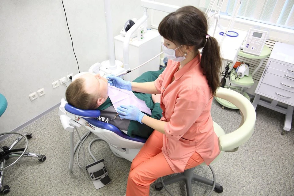 Сотрудники «ПМУ» могут бесплатно вылечить зубы прямо на предприятии. Фото: пресс-служба филиала «ПМУ» АО «ОХК «УРАЛХИМ».