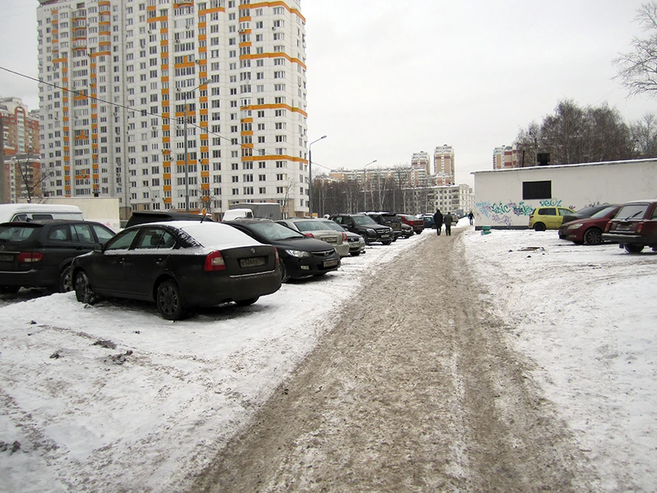 Парковка зимой. Зима город парковка. Двор и парковка зима. Зимняя городская стоянка. Парковки около многоэтажных домов зимой.