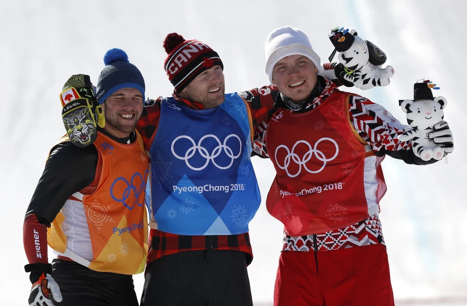 Сергей Ридзик (справа) в окружении призеров олимпийской ски-кросс гонки.