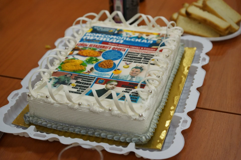Парни "Комсомолки" получили в подарок торт- газету