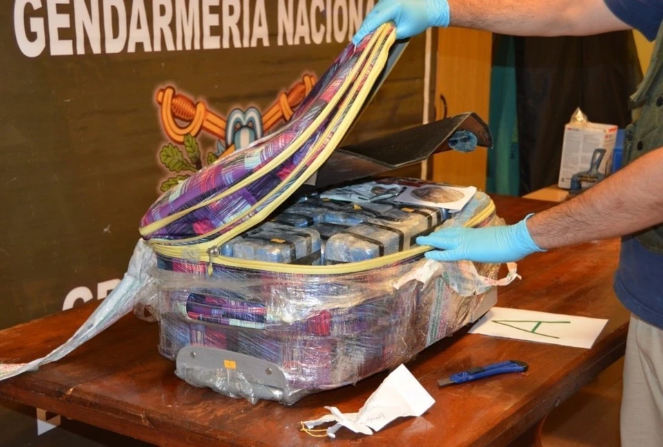 Десятки килограммов кокаина были упакованы в чемоданы, спрятанные в одном из корпусов российского дипучреждения. ФОТО сlаrin.cоm