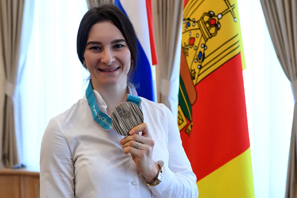 Наталья показала бронзовую медаль Олимпийских игр Фото: пресс-служба ПТО