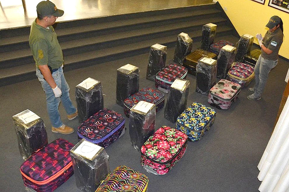 Чемоданы с наркотиками, изъятые аргентинской полицией. ФОТО Твиттер gendarmeria