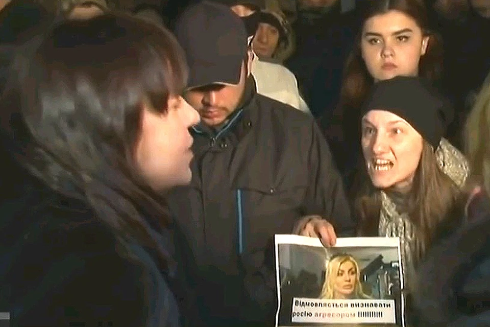 Протестующие ведут диалог с посетителями концерта Ирины Билык.