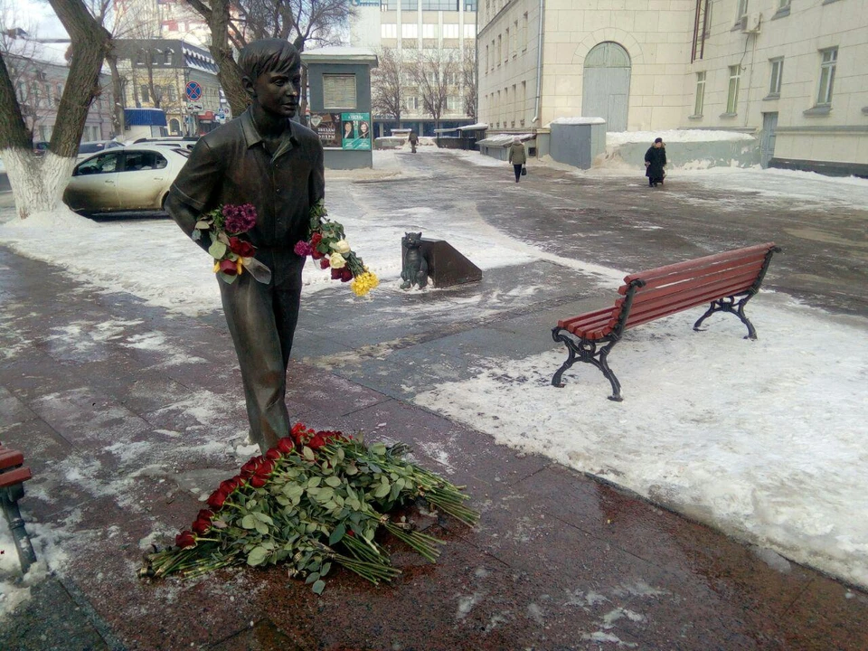 Саратовцы завалили памятник героям Олега Табакова цветами.