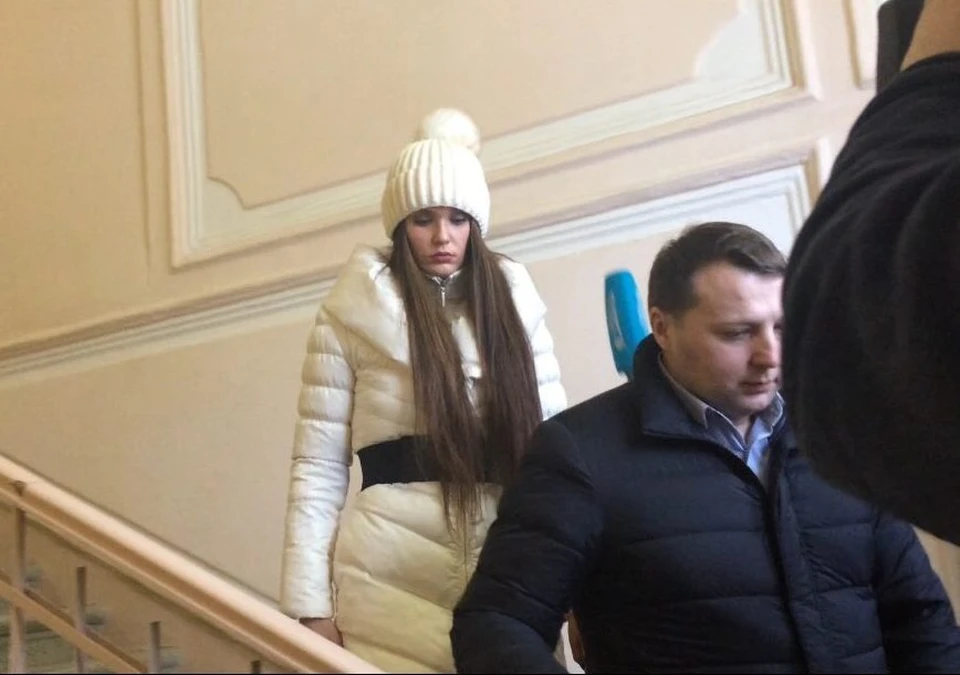 Надежда Федорова покинула зал суда в сопровождении адвоката