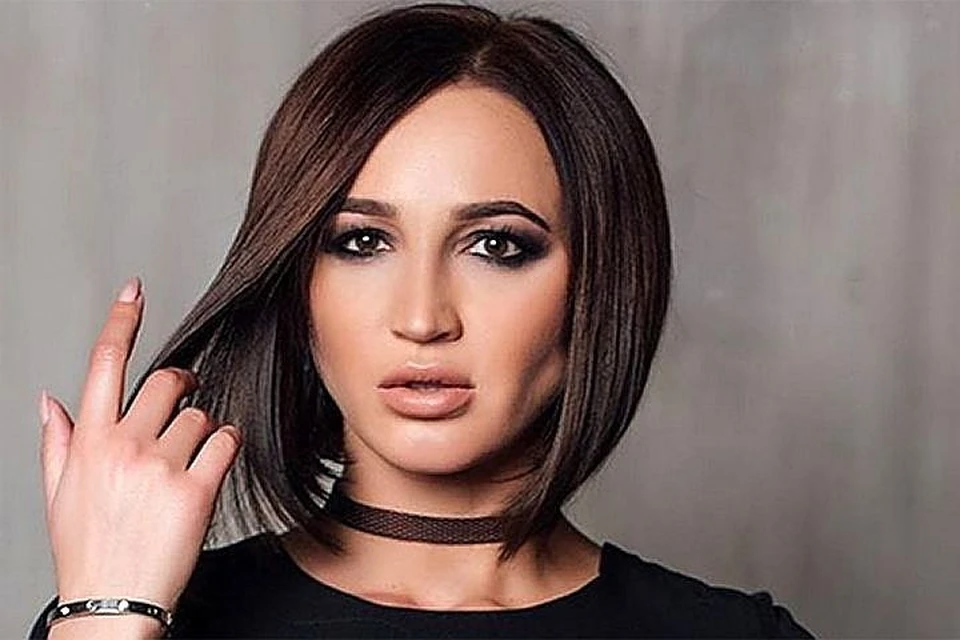 пениса жақыннан Боялған аққұбаны ұрды