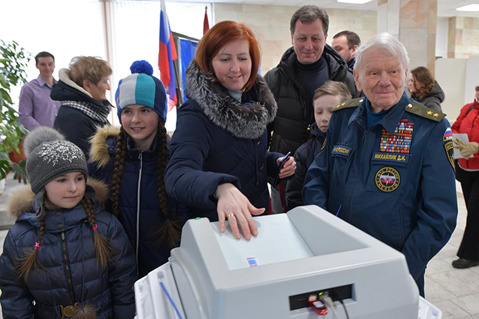 Дмитрий Иванович не просто проголосовал, а целую акцию устроил. Красивую и примерную. Пришел голосовать всей семьей