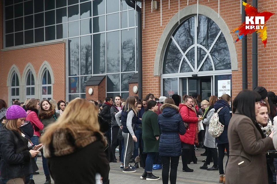 Посетителей и работников МЧС эвакуировали из торгового центра