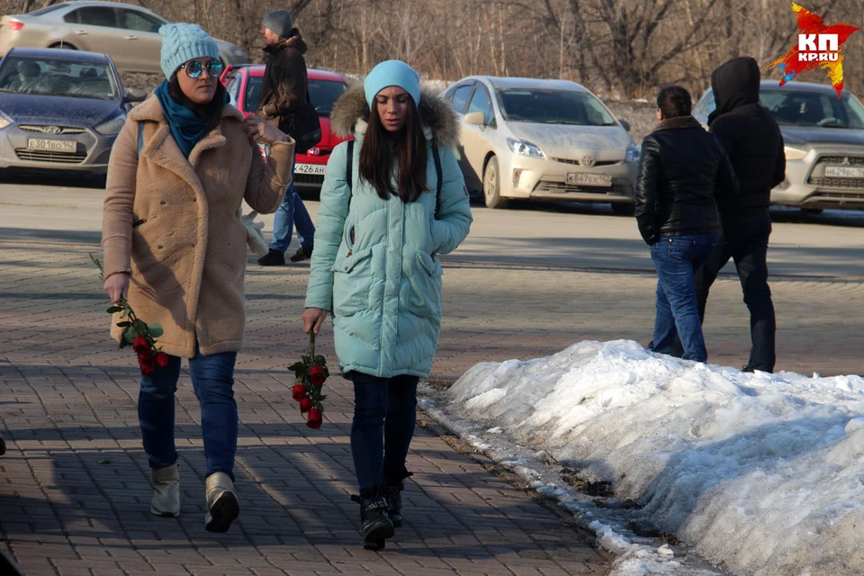 Люди идут прощаться с погибшими в ТРЦ «Зимняя вишня» с самого утра