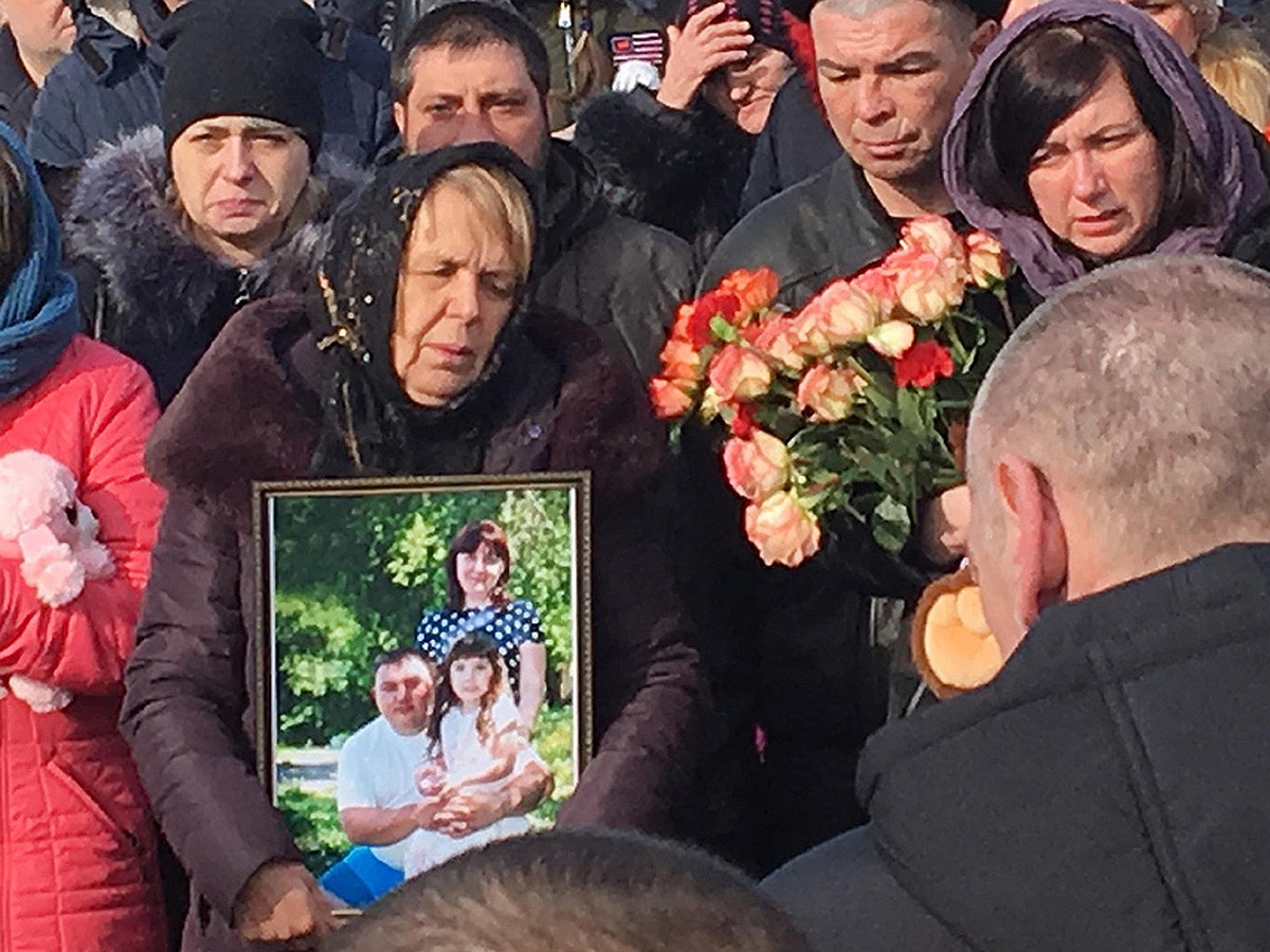 Могилы детей погибших в Кемерово