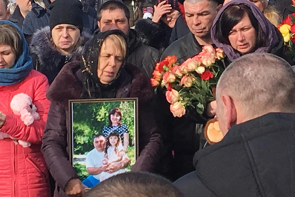 В Кемерово проходят первые похороны жертв страшного пожара.