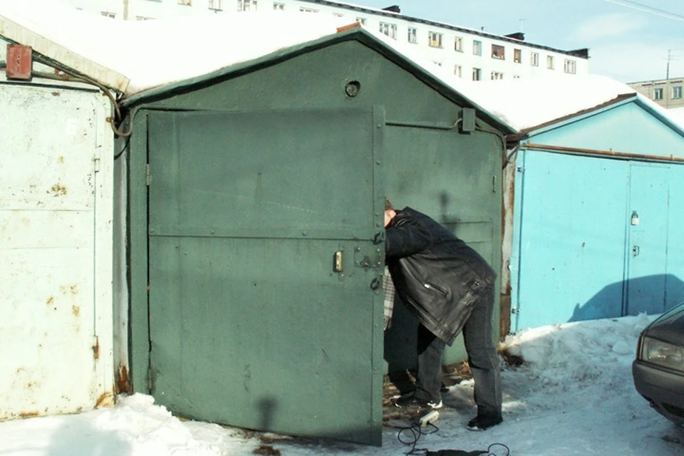 Закрыл гараж. Закрытый гараж. Мужики в гараже. Гараж закрыт. Гараж закрывается.