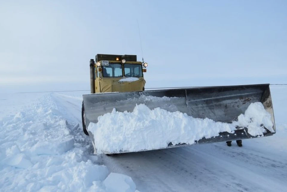 Дорожные службы не успевают расчищать дороги - все снова заметаем снегом.