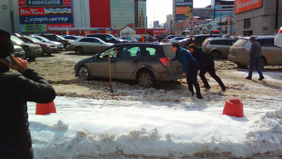 Весна в Перми: в снежной каше в центре города буксуют машины, а дорога на  работу превращается в невеселый квест - KP.RU