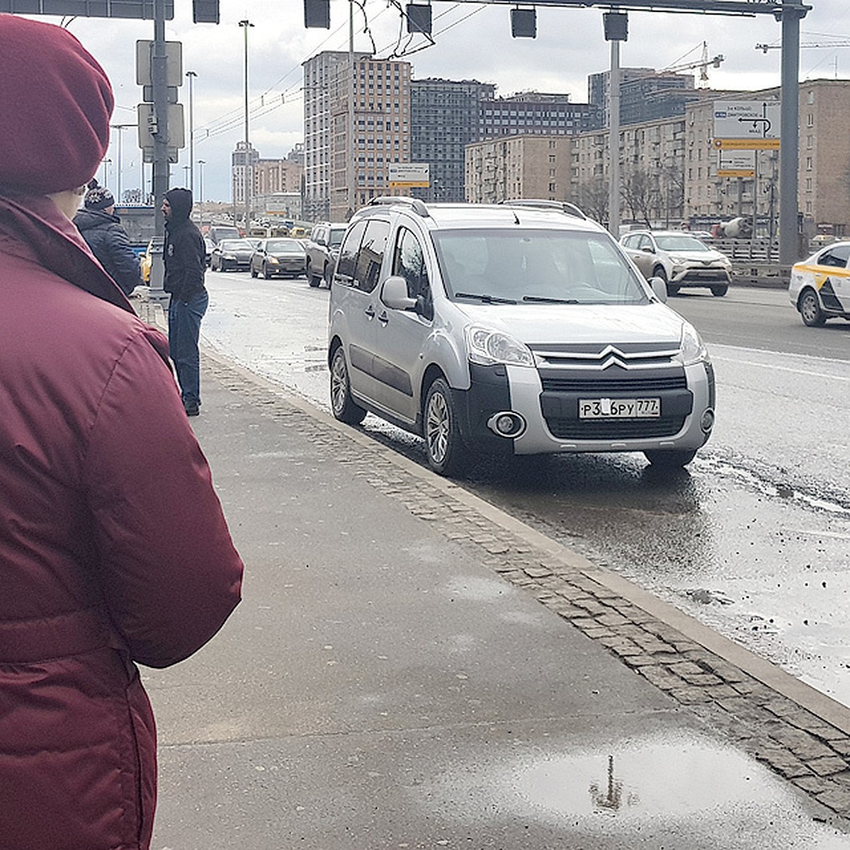 Бесплатные автобусы отменили, теперь бомбилы везут от «Динамо» до ТЦ  «Авиапарк» за 400 рублей - KP.RU