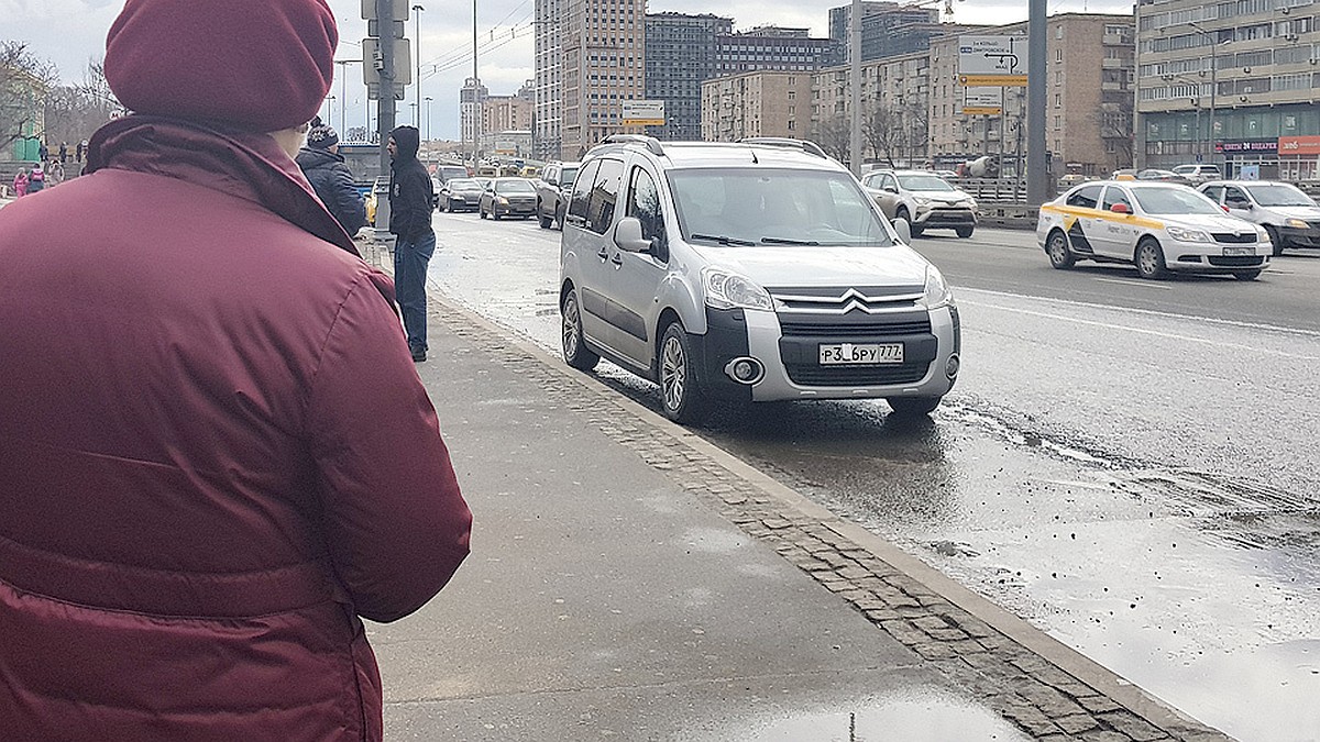 Бесплатные автобусы отменили, теперь бомбилы везут от «Динамо» до ТЦ  «Авиапарк» за 400 рублей - KP.RU