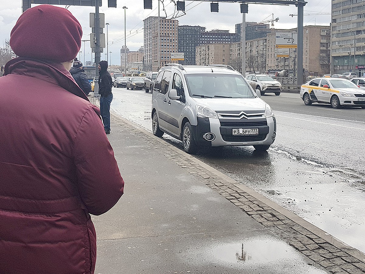 Бесплатные автобусы отменили, теперь бомбилы везут от «Динамо» до ТЦ  «Авиапарк» за 400 рублей - KP.RU