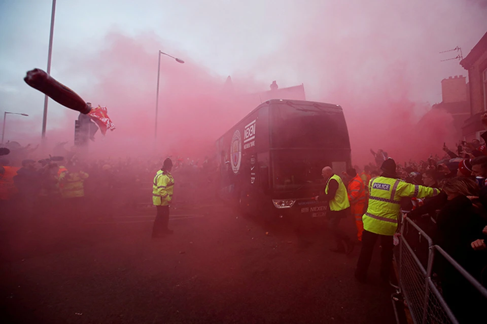 В итоге автобус с игроками «Манчестер Сити» все-таки пробился к стадиону. Но к дальнейшей эксплуатации он был уже непригоден