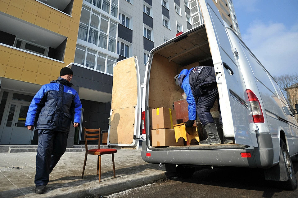 Работа грузчиков во время переезда жильцов по программе реновации.
