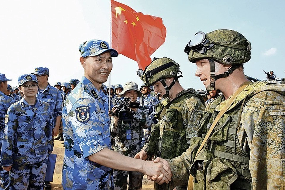 Военные учения в Южно-Китайском море. Замкомандующего ВМФ Китая Ван Хой и российские морпехи.