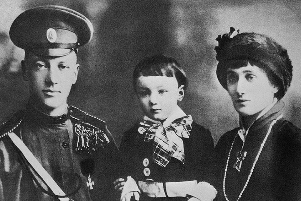 Анна Ахматова и Николай Гумилев с сыном Левой