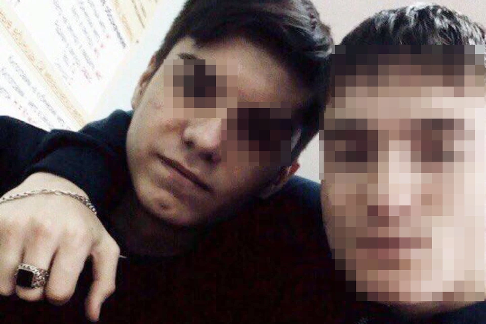 17-летний парень (слева) напал на учителя и своих одноклассников
