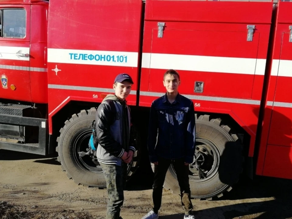 16-летний Владимир Хамидулин и 14-летний Николай Мнушко спасли трех человек. Фото: пресс-служба ГУ МЧС РФ по Амурской области.