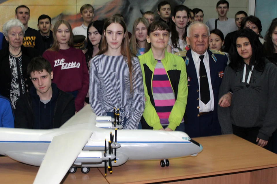 О полетах студенты узнали от летчика 1-го класса Алексея Ляша