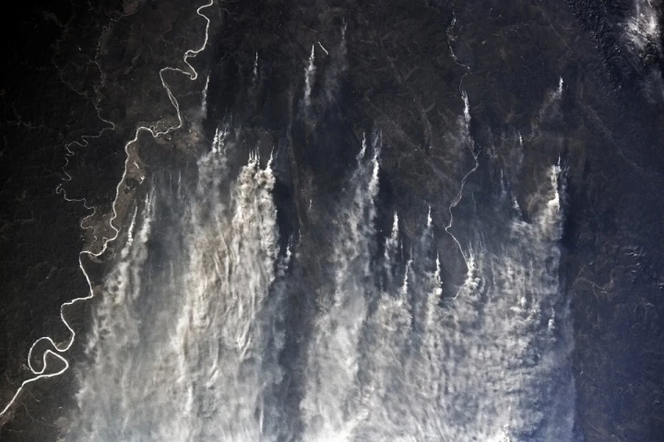 Приморье, Читинскую область и Китай заволокло густой пеленой дыма. Фото: Антон Шкаплеров.