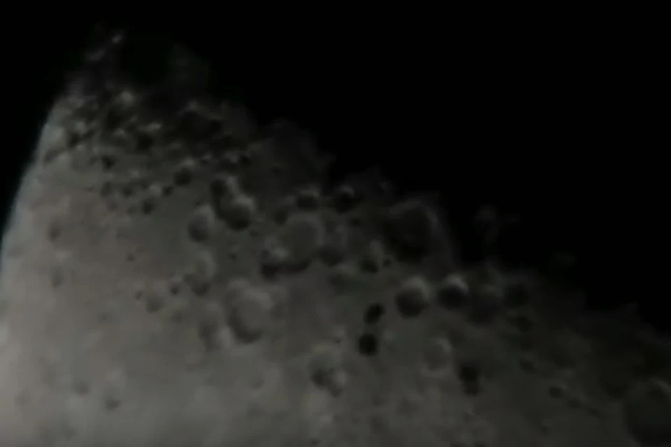 "Летающие тарелки" черного цвета на фоне Луны