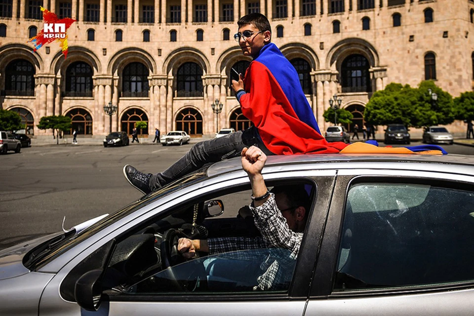 Армения повторяет путь едва ли не всех бывших советских республик и восточноевропейских государств, которые до распада СССР звались странами народной демократии