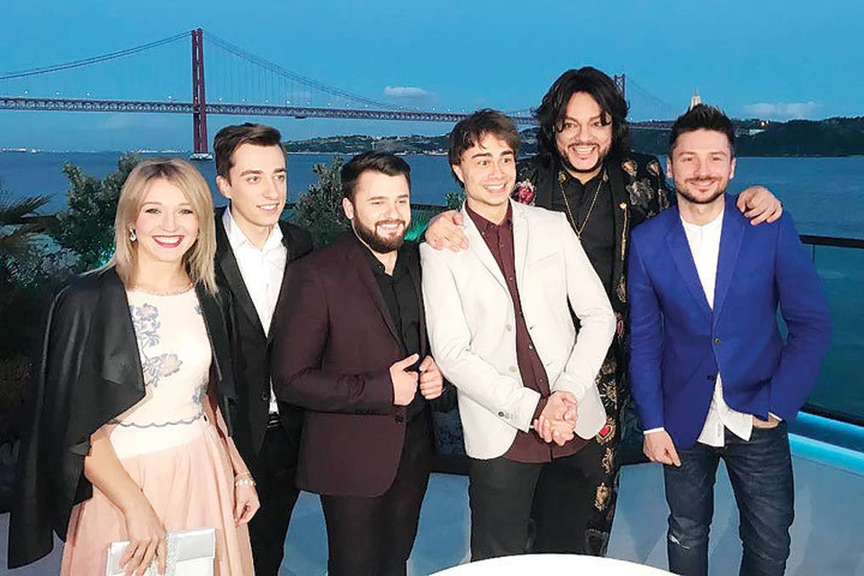 Молдавская группа DoReDos поздравила Филипа Киркорова молдавской вечеринкой в Лиссабоне.