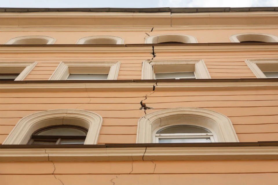 Трещина изуродовала фасад дома 10 по улице Александра Невского