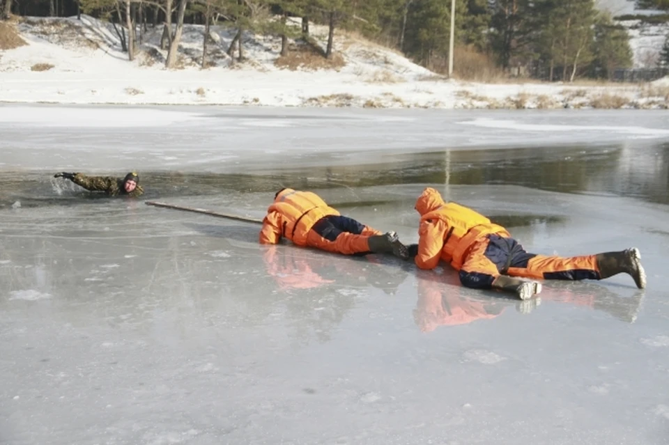 Спасателям пришлось пробираться к девочкам по горло в ледяной воде.
