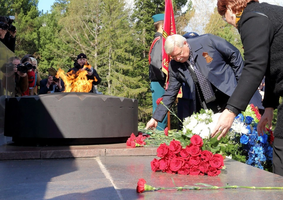 Глава региона Сергей Жвачкин возложил цветы к Вечному огню. Фото: vk.com/tomskgov