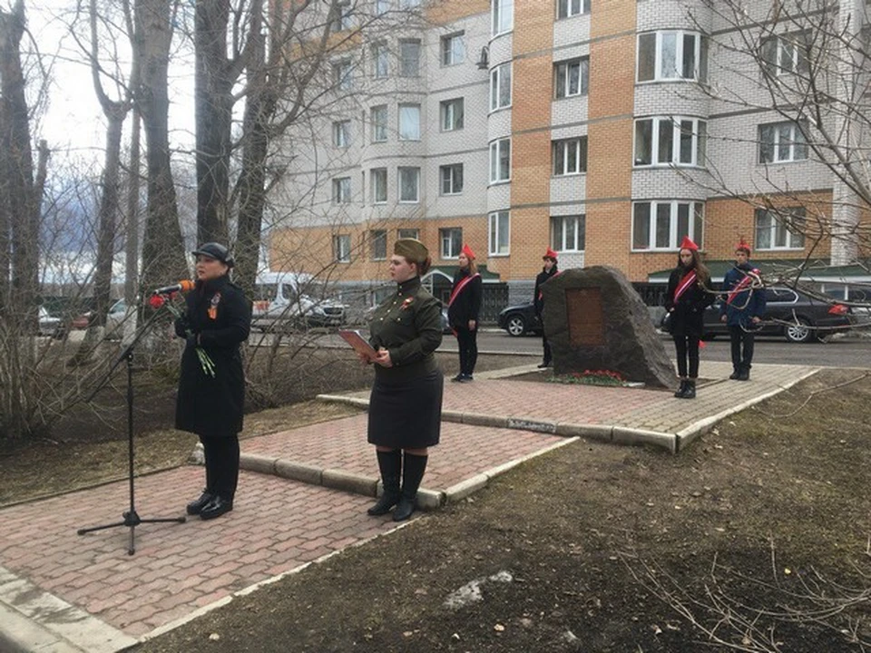 Анна Дю: "Потомки тех, кто проливал кровь и ценой жизни боролся за это чистое небо и благополучие Отчизны, должны помнить о тех трагических и героических днях. В наших силах сделать все, чтобы события тех лет не повторились". Фото: пресс-служба администрации МО ГО "Сыктывкар"