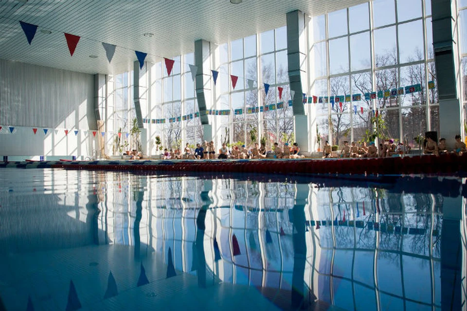 В бассейнах спорткомплекса "Обуховский" ежедневно занимались десятки детей. Фото: страница спорткомплекса на Vk.com