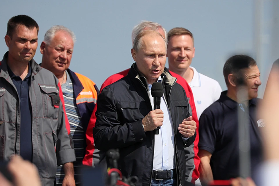 Владимир Путин выступил на митинге-концерте по случаю открытия автодорожной части Крымского моста. Фото: Сергей Бобылев/ТАСС