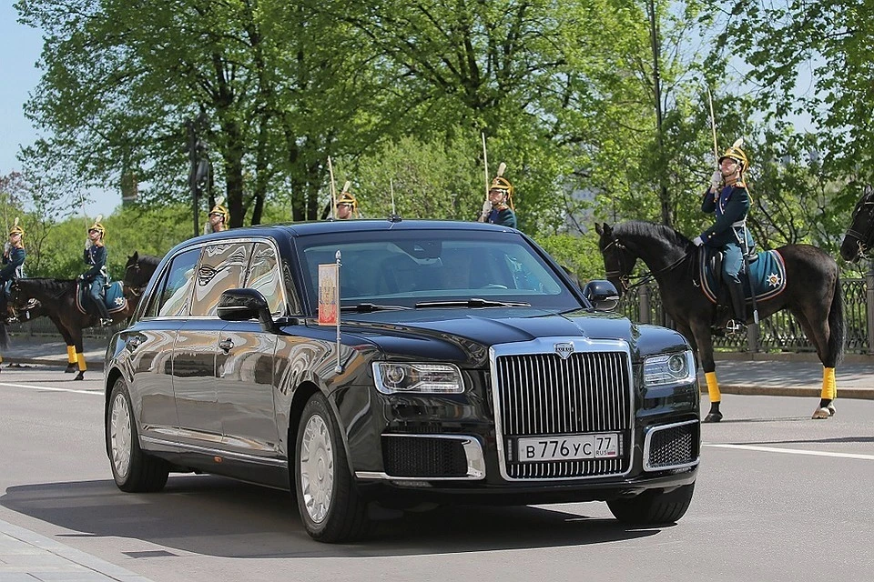 Автомобиль проекта "Кортеж" во время инаугурации президента России Владимира Путина.