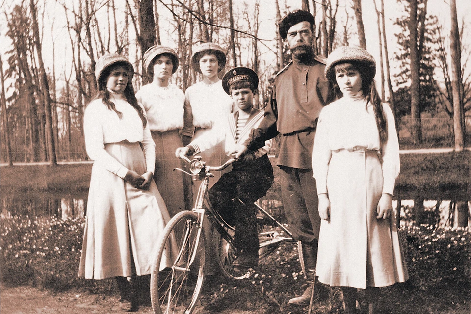 Царь с дочерьми Марией, Ольгой, Татьяной, Анастасией (слева направо) и сыном Алексеем в Царском Селе. Фото: wikimedia.org