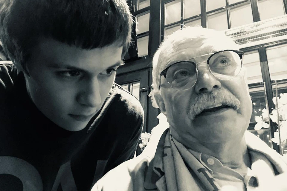 Опубликованное в инстаграме Анны Михалковой фото её сына с дедушкой.