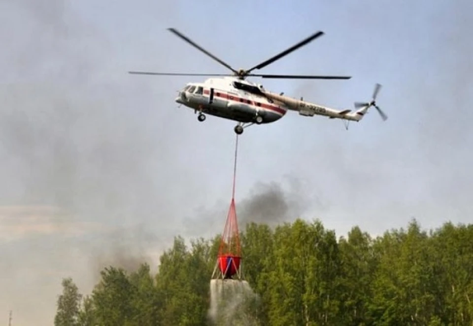 Вертолет будет тушить огонь с воздух, чтобы не подпустить пожар к деревне